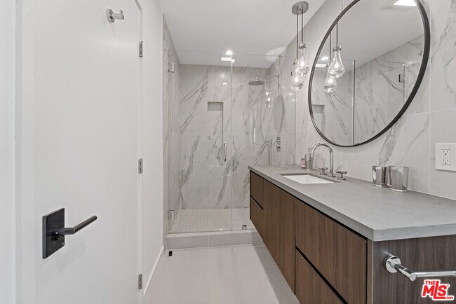 Building Photo - 3305 Ocean Front Walk