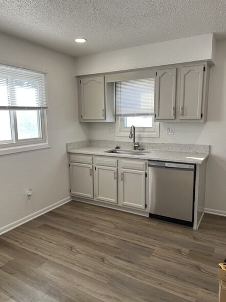 Building Photo - 5324 Jennifer Dr