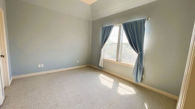 Building Photo - GORGEOUS Townhome in Inner Loop Gated Community **Ask about our NO CASH DEPOSIT option through OB...