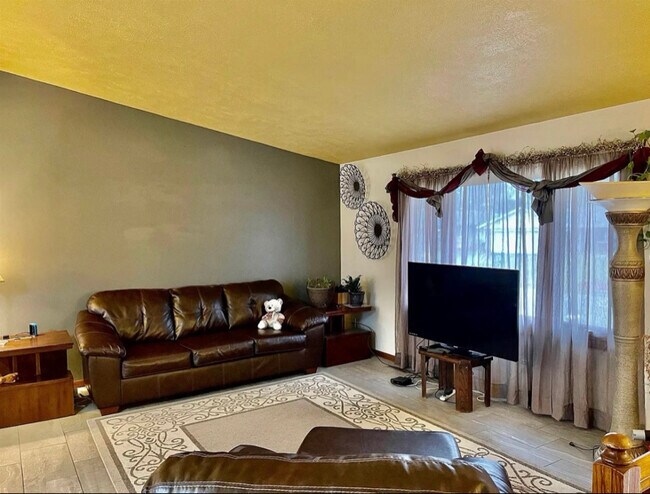 Building Photo - 5910 Thatcher Dr