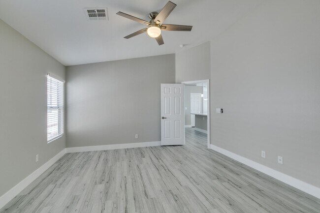 Building Photo - Completely upgraded 3 bedroom home in Macd...