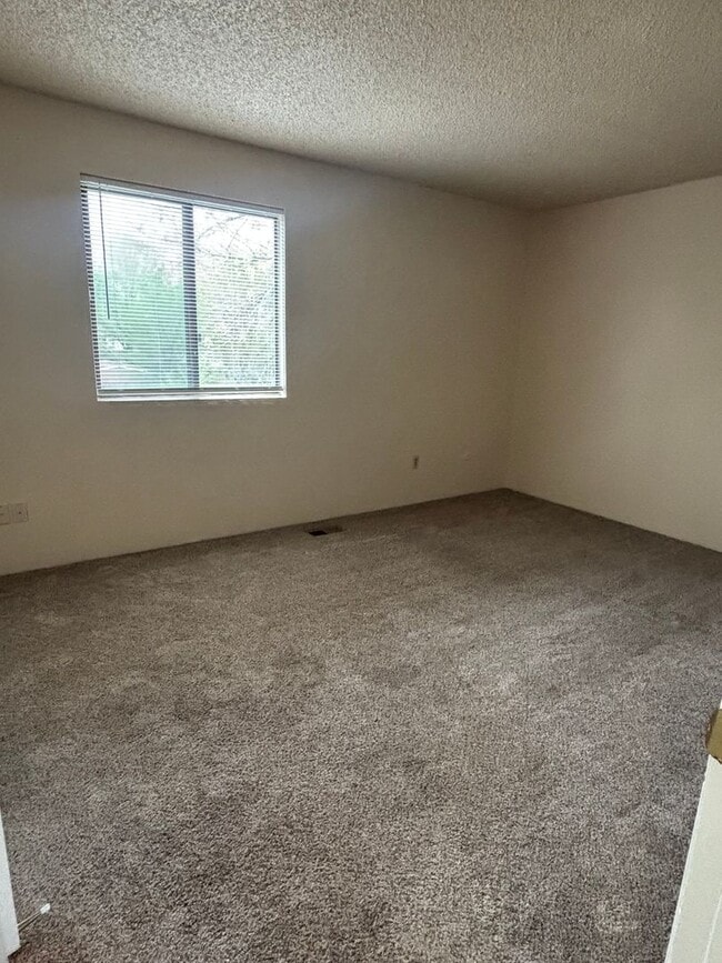 Building Photo - 3 Bed 1 Bath Home near Aeroplaza and Power...