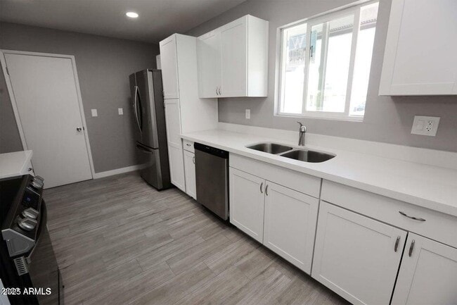 Building Photo - 10631 W Salem Dr