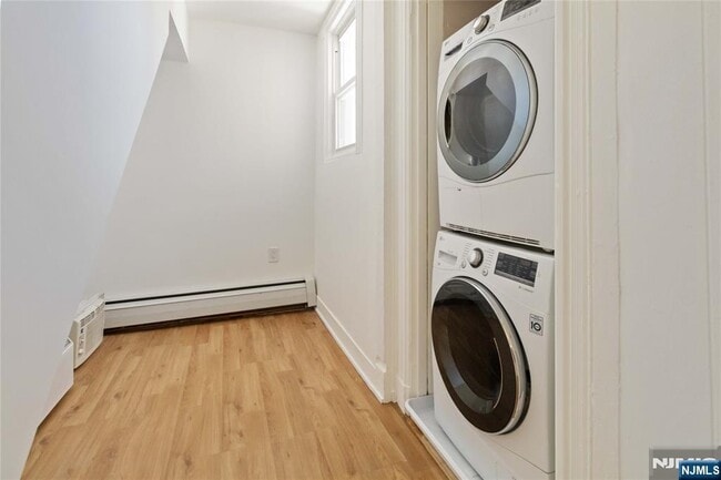 Building Photo - 87 James St