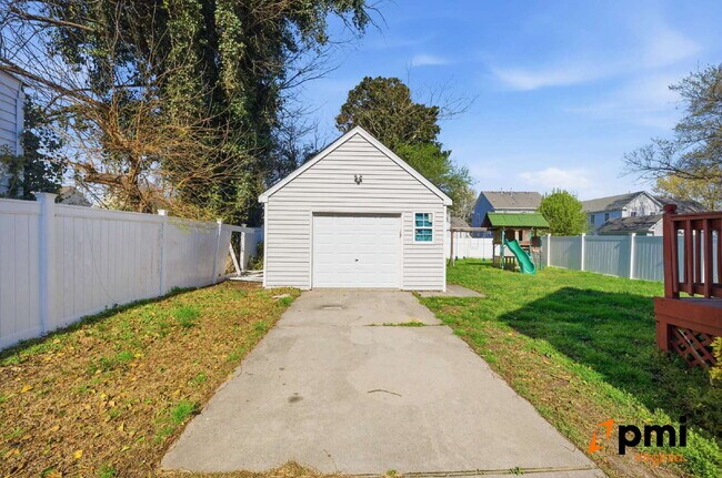 Building Photo - 3 BEDROOM 2.5 BATH WITH FENCED IN YARD AND DETACHED GARAGE FOR RENT IN NORFOLK!