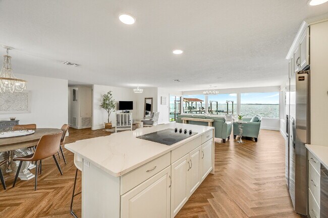 Building Photo - Gorgeous Riverfront 3/2 with dock!!