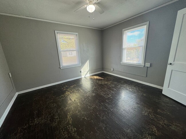 Building Photo - Adorable two bedroom one bathroom home loc...