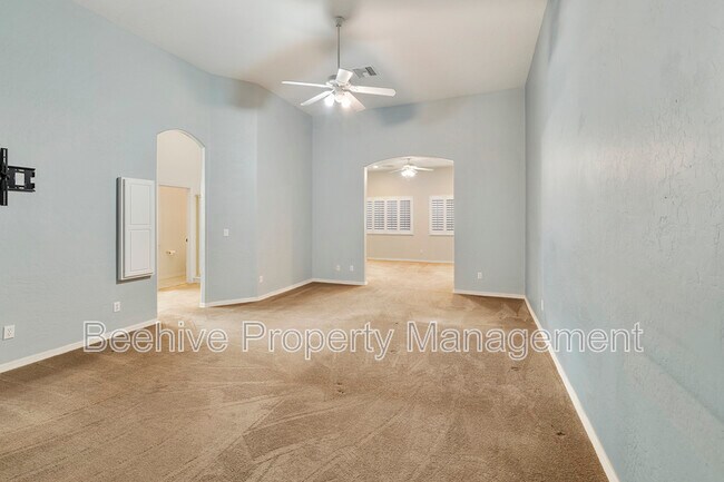 Building Photo - 1861 N Oracle Cir