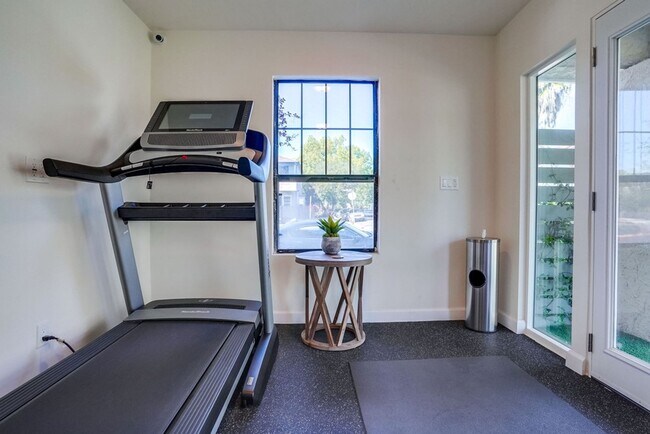 Building Photo - 3BD/2BA Apartment with Laundry In-Unit, Appliances, Tandem Parking & More!