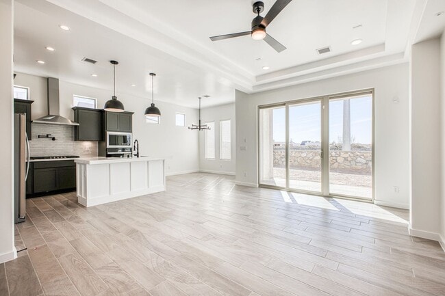 Building Photo - Beautiful East side House 4 bed-2.5 baths, part of The Overlook Casa Club that includes Swimming ...