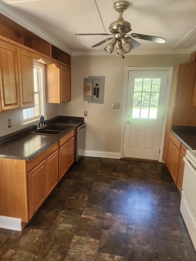 Building Photo - 709 Vassar Dr