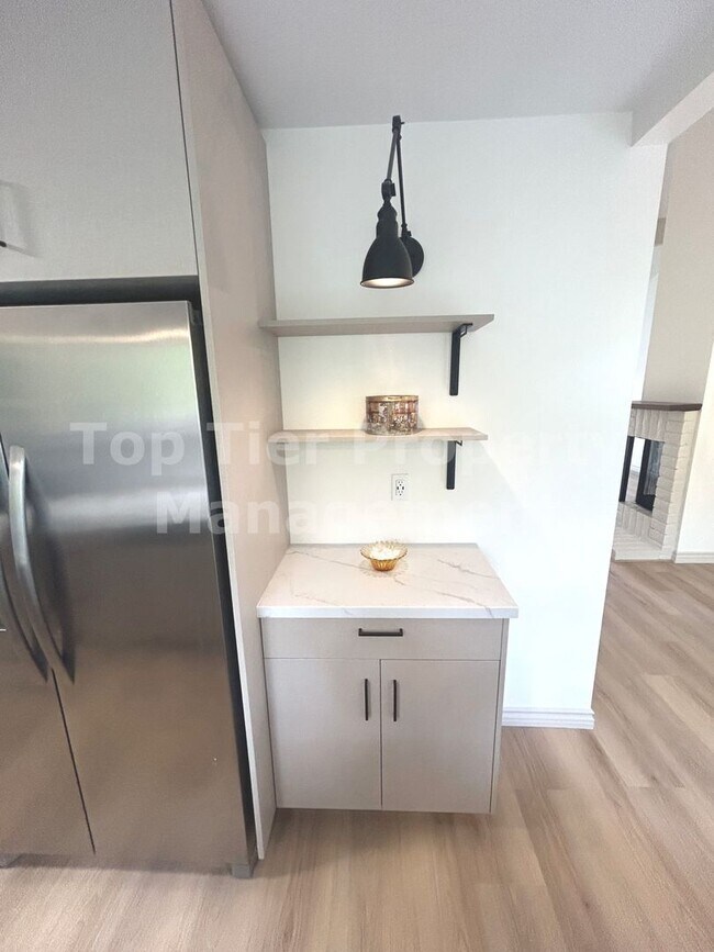 Building Photo - ***FULLY RENOVATED 2 bed / 2 bath / 1,120 sqft Home in 55+ Nob Hill Community - Available NOW***