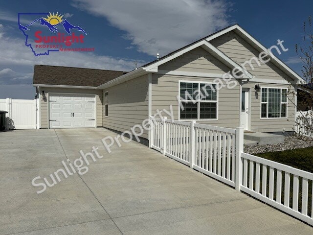 Primary Photo - Newer 3 Bed 2 Bath Home in the Heights
