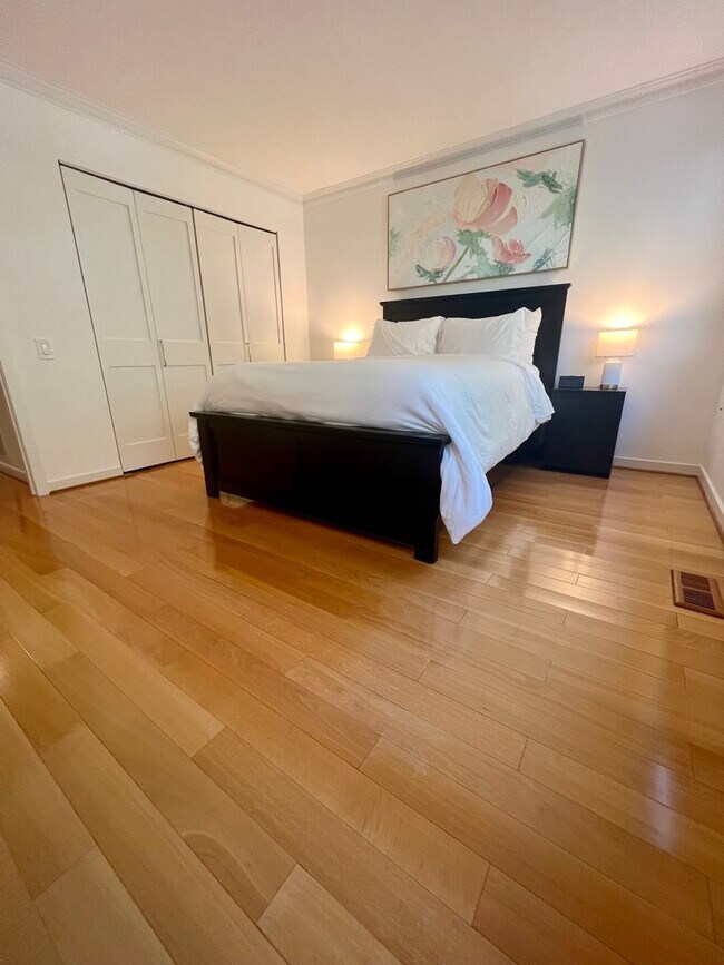 Building Photo - Luxurious 3-Bedroom Townhome in Fairmount!...