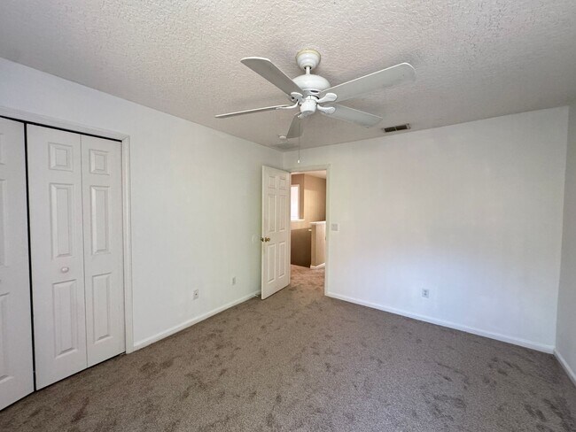 Building Photo - 5 Bedroom Townhome in Avalon Park! TESLA CHARGER INCLUDED!