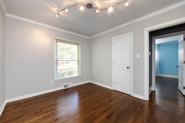 Building Photo - 5400 Farmbrook Dr