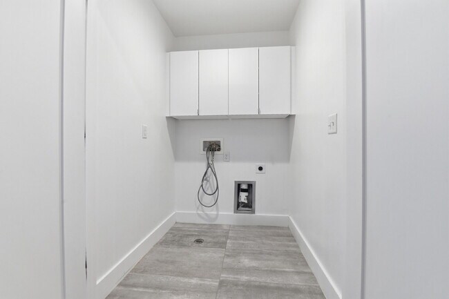 Building Photo - $5,740.95, $300 off the first month's rent, 4 Beds - 5 Bath, Townhouse in Denver with Office!