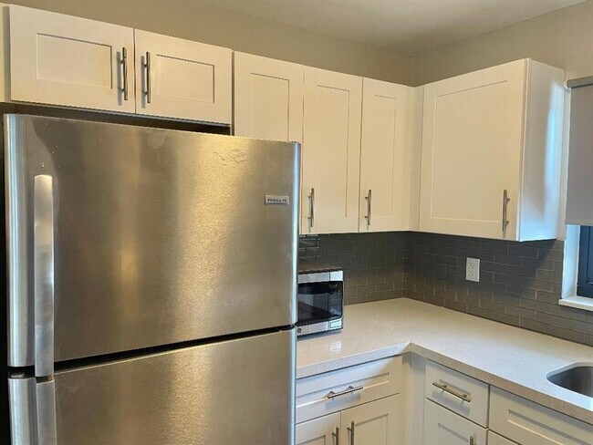 Building Photo - 821 N Victoria Park Rd