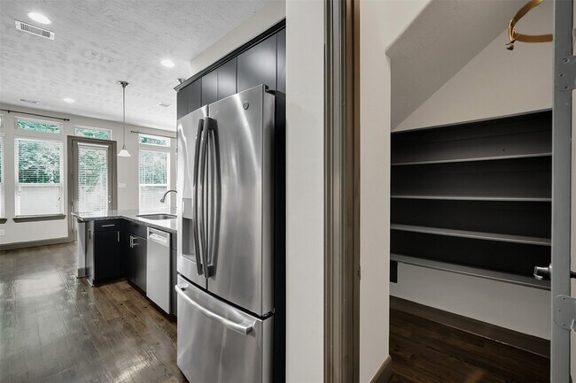 Building Photo - 111 Aventura Pl