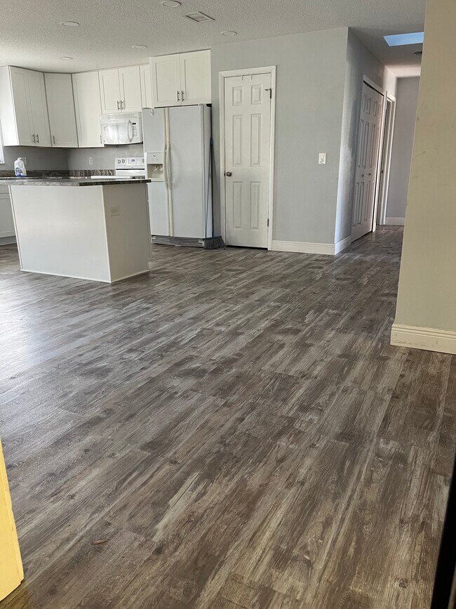 Building Photo - 325 Redwing Way