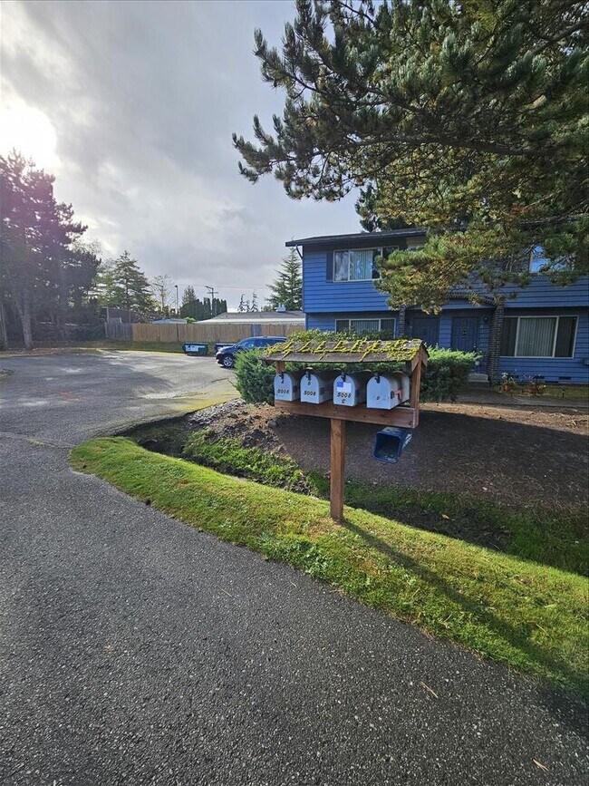 Building Photo - Remodeled 2/1.5 Townhome in a Quiet Fourplex