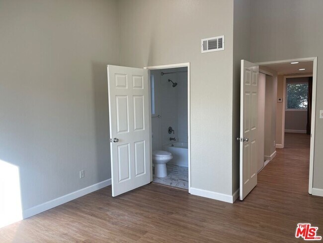 Building Photo - 7327 Willoughby Ave