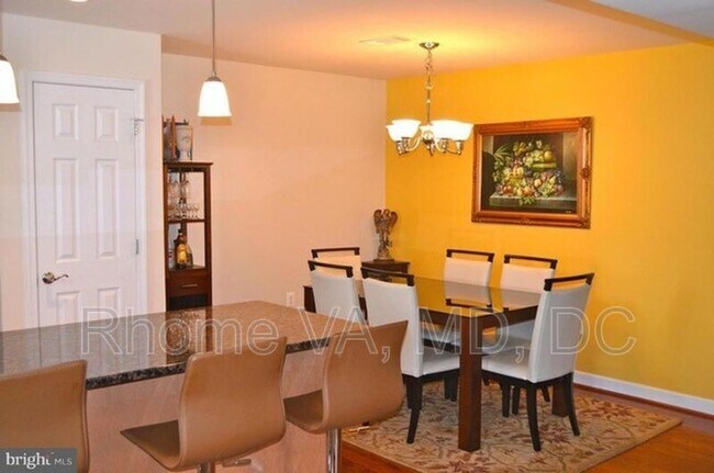 Building Photo - 4115 S Four Mile Run Dr