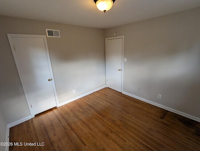 Building Photo - 1435 Vicksburg Dr