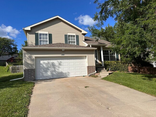 Primary Photo - Three bedroom 3 bathroom in popular Bellevue