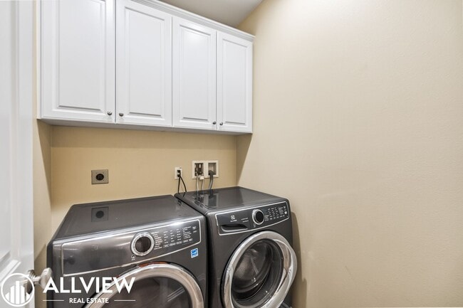 Building Photo - Highly Upgraded 4 Bed, 4.5 Bath Condo Available in Pacific Shores!