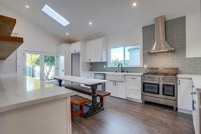 Building Photo - 356 W 15th St