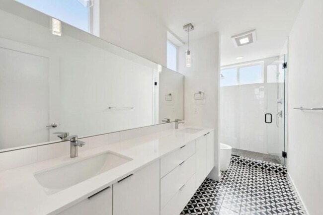 Building Photo - 2 bedroom in Seattle WA 98103
