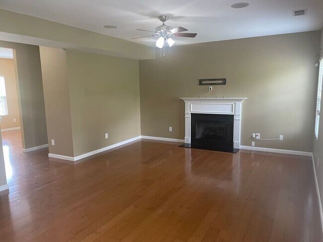 Building Photo - Large 3 Bedroom/2.5 Bath/Bonus/Florida Room
