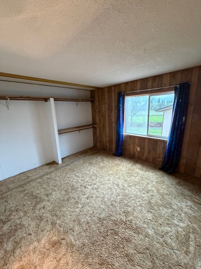 Building Photo - 3 Bedroom with a View!