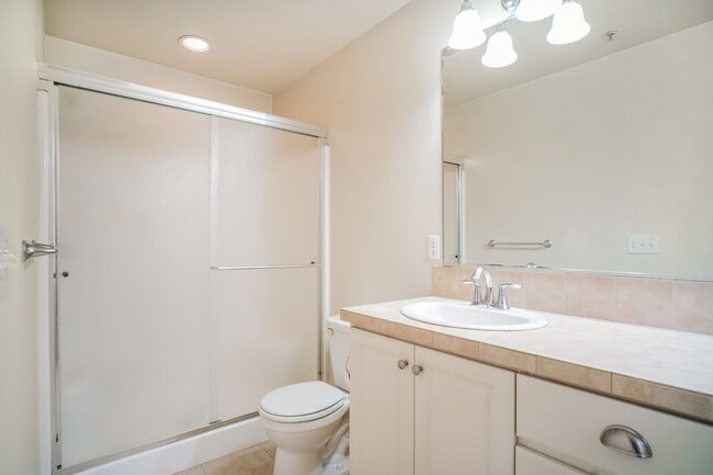 Building Photo - 2/2.5 bth Townhome + Garage + A/C + W/D + Balcony + Pets Welcome!!