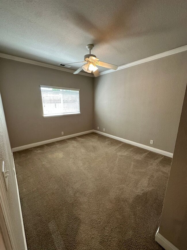 Building Photo - Charming 2 bed 1 bath home with modern amenities in prime downtown location!
