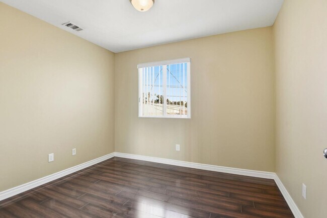 Building Photo - 1614 W 39th Pl