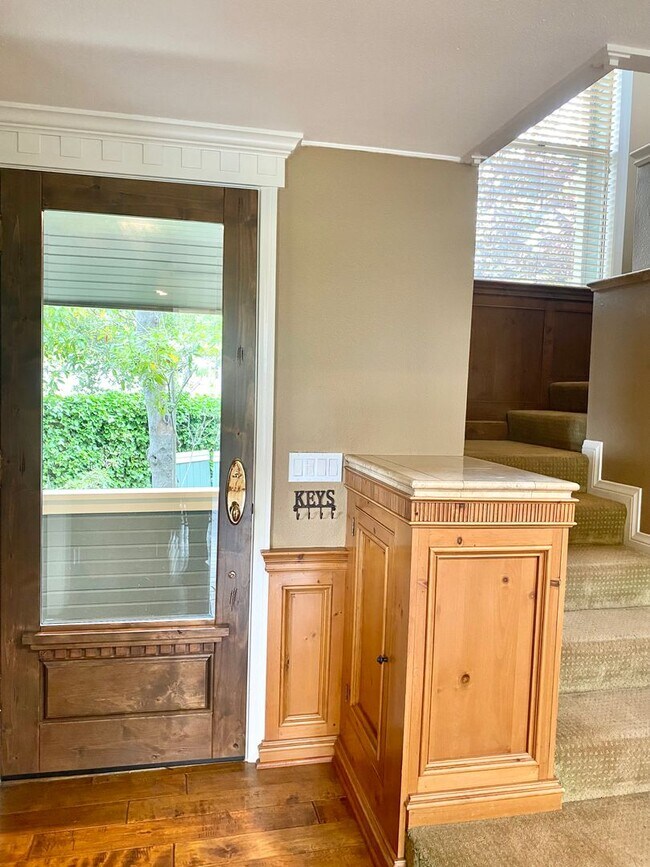 Building Photo - Beautiful 3 Bedroom Mission Canyon Home wi...