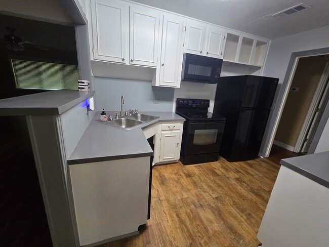 Building Photo - 833 Magnolia St