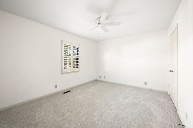 Building Photo - Awesome 4BR/3BA end-unit townhouse in the desirable River Plantation neighborhood!