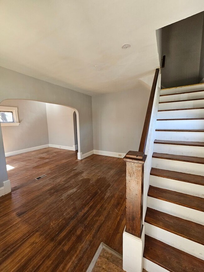 Building Photo - Wakefield7010-7014