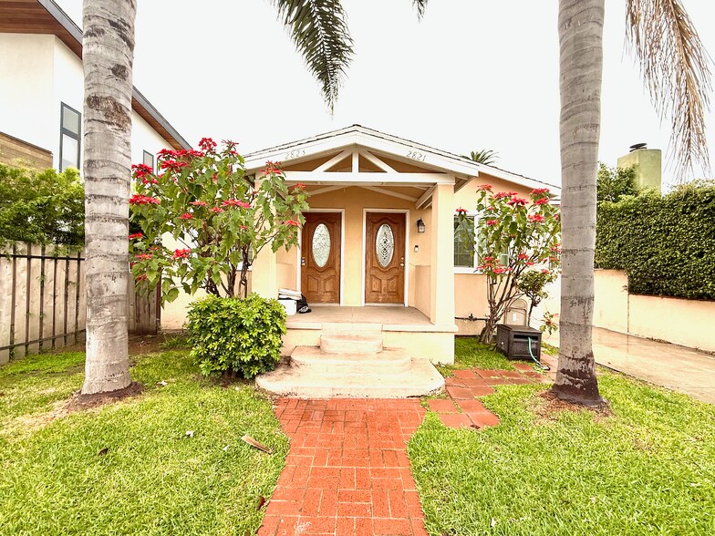 front of property - 2821 1/2 S Sycamore Ave