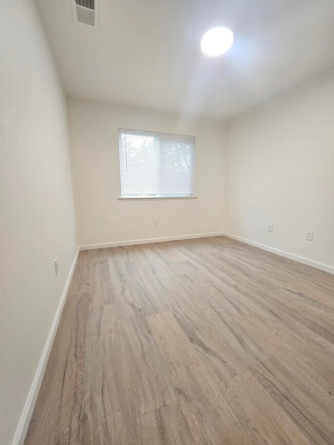 Building Photo - 2253 Hamlin Dr