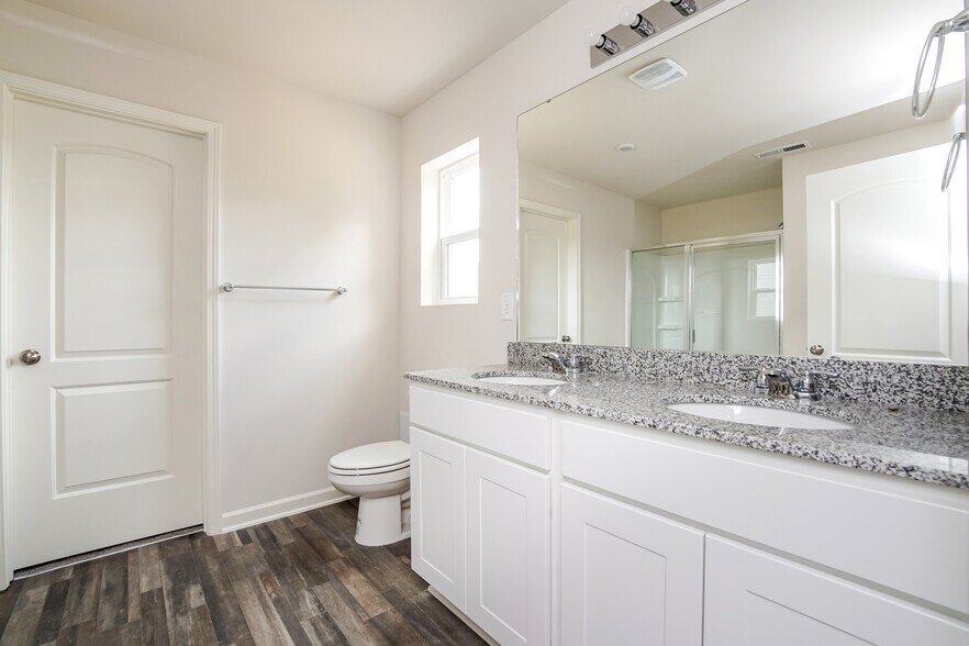 Building Photo - 1058 Manor Dr