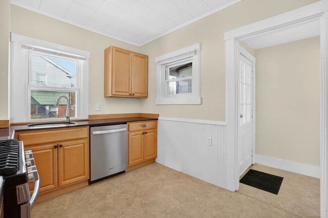 Building Photo - 157-159 Pleasant Street