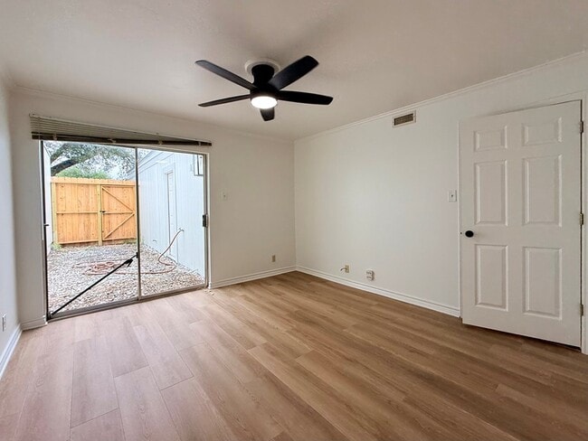 Building Photo - 511 Fairway Dr