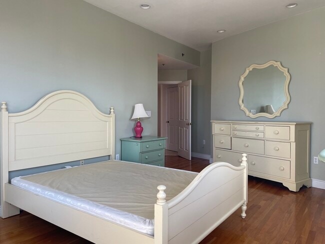 Building Photo - 4 Charlesgate E