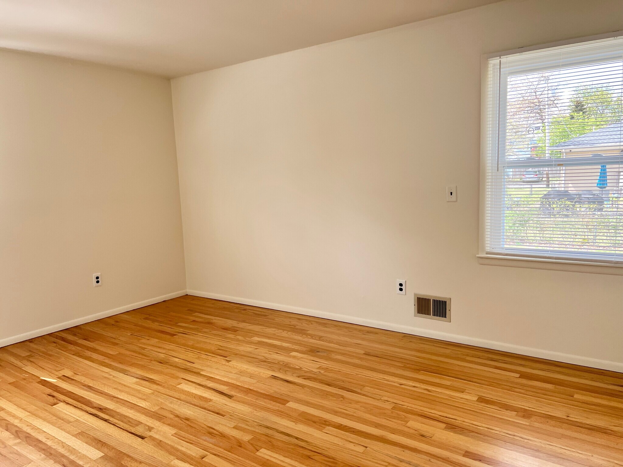 Building Photo - 944 Longboat Ave