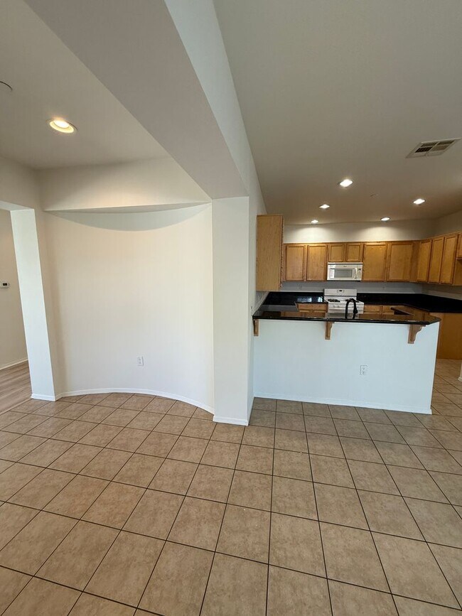 Building Photo - Beautiful 4 Bedroom, 2 1/2 Bathroom Townho...