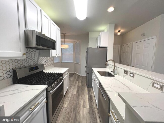 Building Photo - 5000 Hollington Dr